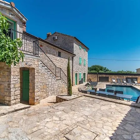 La Premier By Kompas *