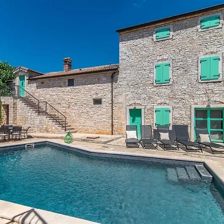 La Premier By Kompas