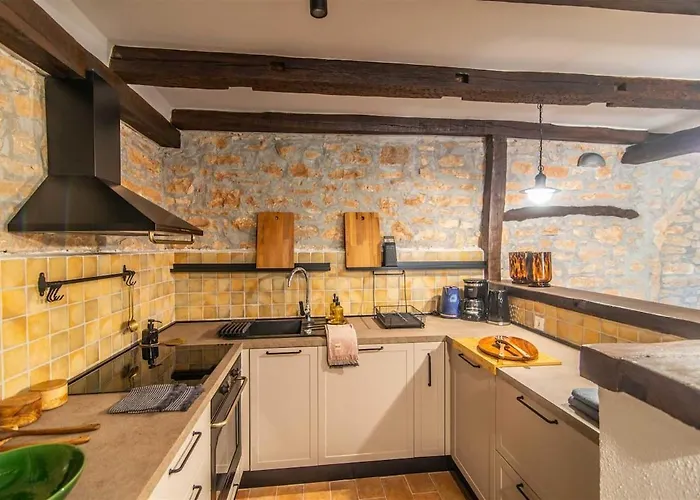 La Premier By Kompas