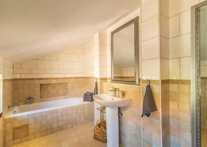 La Premier By Kompas