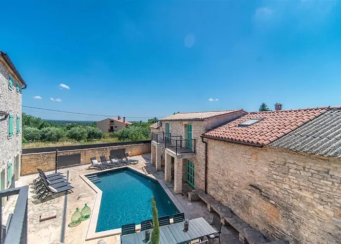 La Premier By Kompas